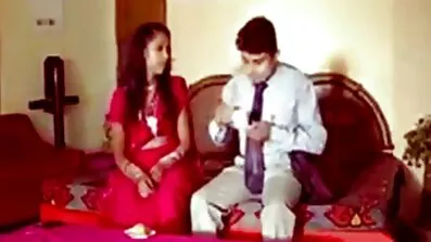 একজন প্রাপ্তবয়স্ক মা তার ছেলের গোলাপী প্রিক চুষে সব শুক্রাণু শুষে হট সেক্সভিডিও নেয়।