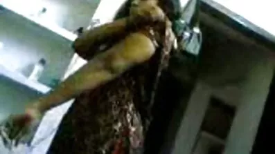 সরু চোখের বোন বাড়ির কাজে সাহায্য করার জন্য ভাইয়ের বাংলা ভিডিও সেক্স গান বাঁড়া চুষছে।