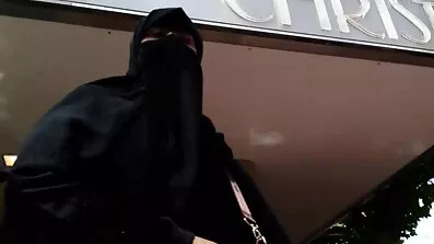 বেডরুমে ভিডিও হট সেক্স ছোট ভাইয়ের সাথে প্যান্টিহোসে রেট্রো সেক্স বোন।
