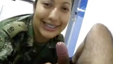রেডহেড নাতনী সোফায় হট এন্ড সেক্স ভিডিও ধূসর কেশিক দাদার সাথে যৌনতা উপভোগ করে।